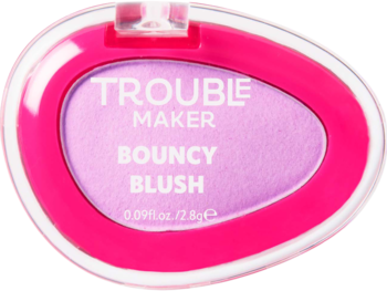 Kremowy róż Trouble Maker Bouncy Blush w odcieniu Jump Lilac, w jaskraworóżowym, owalnym opakowaniu.