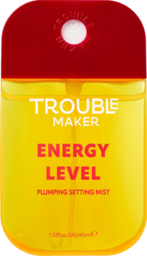 Trouble Maker Energy Level Plumping Setting Mist w żółtej butelce z czerwoną zakrętką, widok z przodu.