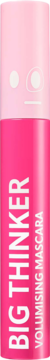 Jasnoróżowy tusz do rzęs Trouble Maker Big Thinker Volumising Mascara w różowej tubie. Na jasnoróżowej zakrętce wzór twarzy, pionowy biały napis.