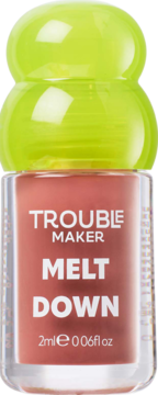 Olejek do ust Trouble Maker Melt Down w przezroczystej butelce, odcień nude, jaskrawozielona zakrętka.
