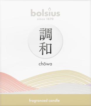 Bolsius Chowa: opakowanie świecy z japońskimi znakami, harmonijny zapach trawy cytrynowej i drzewa sandałowego. Widok przód.