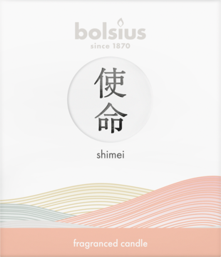 Bolsius Shimei świeca zapachowa. Białe opakowanie z japońskimi znakami 'Shimei', pastelowymi falami i logo Bolsius.