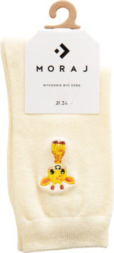 Jasnożółte skarpety dziecięce Moraj z haftowaną, odwróconą głową żyrafy, na tekturowej zawieszce.