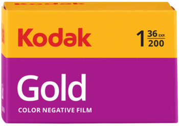 Pudełko filmu Kodak Gold 200 Color Negative Film, pomarańczowo-fioletowe z białym napisem 'Gold', widok z przodu.