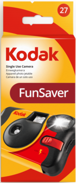 Żółto-czerwony karton aparatu Kodak Fun Saver 27 klatek, jednorazowy z lampą błyskową, widok z przodu.