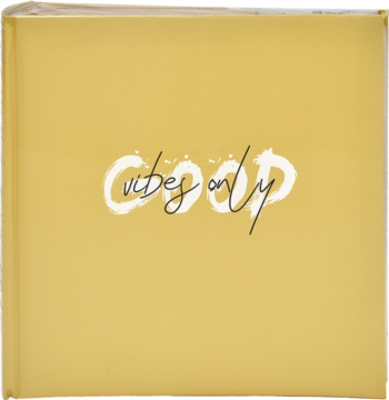 Kwadratowy, złoto-żółty album na zdjęcia z napisem 'Good vibes only' w białym i szarym foncie, widok z przodu.