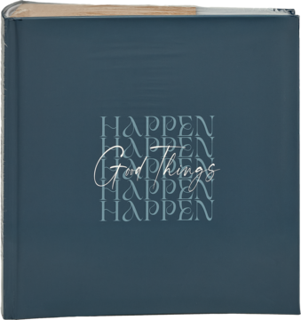 Granatowy notatnik z metalicznym napisem 'Good Things Happen' na okładce, inspirujący design, widok z przodu.