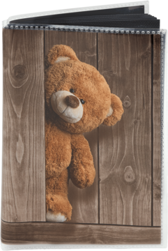 Album na zdjęcia A4, spiralny, z okładką przedstawiającą brązowego misia, który wygląda zza drewnianej ściany.