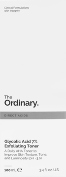 Białe opakowanie The Ordinary Glycolic Acid 7% Exfoliating Toner, kartonik z czarnym tekstem, widok z przodu.