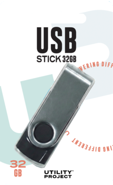 Srebrny metalowy pendrive USB 32GB Utility Project, z czarnym wysuwanym złączem, na tle białego opakowania.