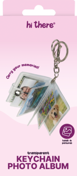 Transparentny brelok album na zdjęcia, otwarty, ukazujący małe fotografie: pary, krajobrazu i psa.