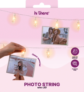 Różowe opakowanie sznurka świetlnego LED "hi there!" z klipsami na zdjęcia, 3m długości. Przedstawia zdjęcia na lampkach.