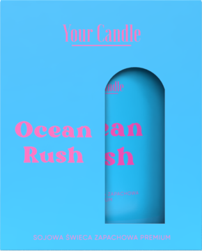 Niebieskie opakowanie świecy sojowej Your Candle Ocean Rush z różowym tekstem i łukowym wycięciem, widok z przodu.