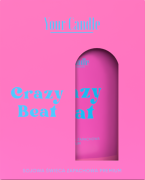Różowe pudełko świecy sojowej Your Candle Crazy Beat z niebieskim tekstem i różową świecą widoczną przez wycięcie.