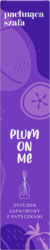 Plum On Me: purpurowy dyfuzor zapachowy z patyczkami. Baner z grafiką owoców śliwki, tekstem 'pachnąca szafa'.