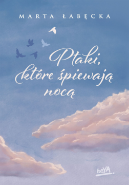 Okładka książki „Ptaki, które śpiewają nocą” Marty Łabęckiej. Błękitne niebo, chmury, lecące ptaki. Romantyczna.