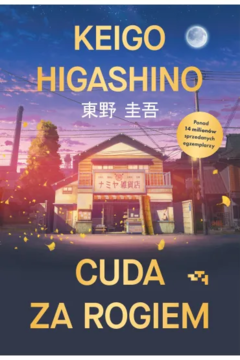 Okładka książki Keigo Higashino 'Cuda za rogiem': dawny sklep pod fioletowym niebem i pełnią księżyca.
