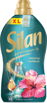 Butelka płynu Silan Aromatherapy "relaxing maldives" XL, zielony, z różowym kwiatem hibiskusa i złotymi detalami, widok z przodu.