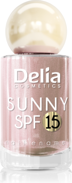 Lakier Delia Cosmetics Sunny SPF 15, delikatny róż, w szklanej butelce z perłową nakrętką. Widok z przodu.
