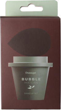 Donegal Bubble Matcha Makeup Set, brązowe pudełko z zielonym etui w kształcie kubka na gąbkę do makijażu.