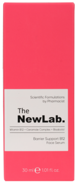 Serum do twarzy The NewLab. Barrier Support B12 w fuksjowym pudełku, z Vitamin B12 i ceramidami, widok z przodu.