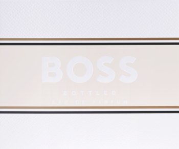 Biało-beżowe opakowanie zestawu perfum Hugo Boss Bottled dla mężczyzn, z białym logo i napisem Eau de Parfum.