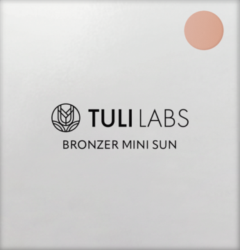 Tuli Labs Bronzer Mini Sun w srebrnym, kwadratowym opakowaniu, z logo i okrągłą próbką ciepłego brązu. Widok z przodu.