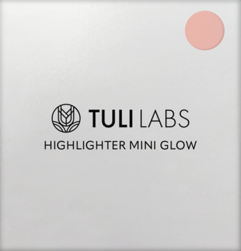 TULI LABS Mini Glow rozświetlacz w białym, kwadratowym opakowaniu, z różową kropką koloru w prawym rogu.