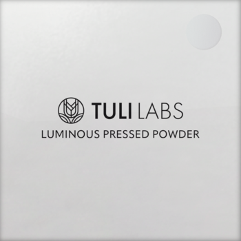 Jasnoszary kompakt TULI LABS Luminous Pressed Powder z logo, widok z przodu, eleganckie rozświetlające wykończenie.