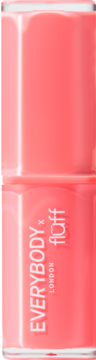 Pionowe zbliżenie na koralową pomadkę powiększającą Plumping Lipstick Everybody x Fluff London w przezroczystej butelce.