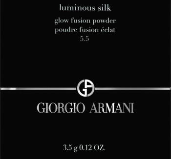 Czarne opakowanie pudru Giorgio Armani Luminous Silk Glow Fusion Powder z białymi napisami i srebrnym logo GA.
