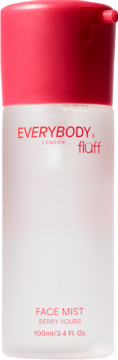 Matowa butelka mgiełki do twarzy EVERYBODY x fluff BERRY YOURS 100ml, z różową nakrętką, widok z przodu.