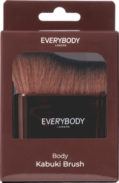 Pędzel Body Kabuki Brush Everybody London w brązowym pudełku. Gęste, miękkie włosie do płynnych rozświetlaczy.