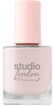 Jasnoróżowy lakier do paznokci Studio London w prostokątnej butelce z jasnoróżową nakrętką, widok z przodu.