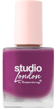 Studio London by Superdrug ciemnofioletowy lakier do paznokci w kwadratowej butelce, różowa nakrętka, ujęcie frontalne.