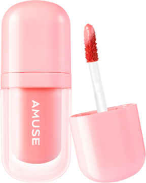 Różowy błyszczyk do ust Amuse w podłużnej, kapsułkowej buteleczce, z otwartym aplikatorem z błyszczącym tintem.