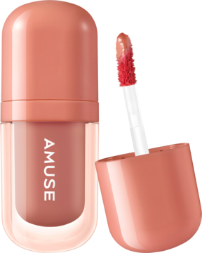 Amuse lip tint w matowej brzoskwiniowej kapsułkowej butelce. Otwarty, z aplikatorem obok, widoczne logo AMUSE.