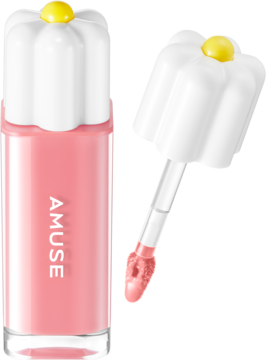 Różowy błyszczyk Amuse z aplikatorem i nakrętką w kształcie białego kwiatka z żółtym środkiem, widok z dwóch stron.