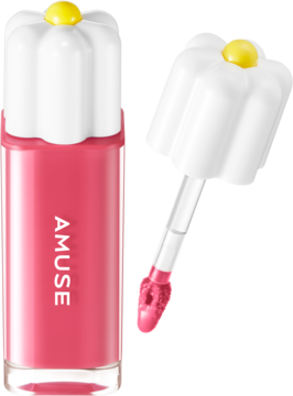Różowy błyszczyk AMUSE w buteleczce z kwiatową nakrętką; obok otwarta butelka z aplikatorem. Dwuczęściowe ujęcie.