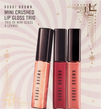 Zestaw Bobbi Brown Mini Crushed Lip Gloss Trio: trzy błyszczyki (brokatowy, jagodowy, brzoskwiniowy) na tle w paski.