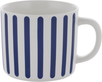 Biały ceramiczny kubek z uchwytem, ozdobiony granatowymi, pionowymi paskami. Widok z boku, na jasnym tle.