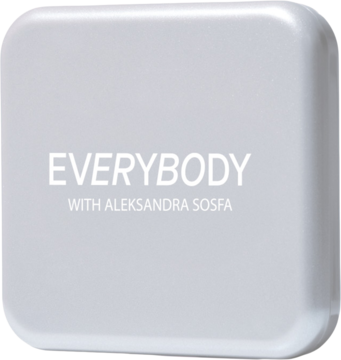 Jasnoszare, zaokrąglone pudełko z napisem EVERYBODY WITH ALEKSANDRA SOSFA, widok z góry i boku.