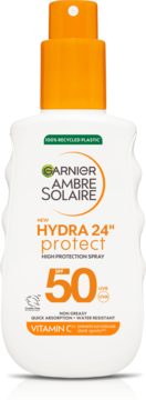 Garnier Ambre Solaire Hydra 24H Protect, biały flakon z pomarańczowym atomizerem, SPF 50, z witaminą C. Widok z przodu, lekko pod kątem.