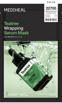 MEDIHEAL Teatree Wrapping Serum Mask, ciemna saszetka z butelką serum Teatree Calming Hydra w wodzie.