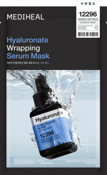 MEDIHEAL Hyaluronate Hydrate Dewy Serum w ciemnej butelce z zakraplaczem, w wodzie, na tle maski.