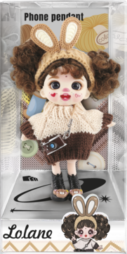 Lalka Lolane w brązowym sweterku i czapce z uszami królika, z lokami i aparatem, w pudełku z napisem 'Phone pendant'.