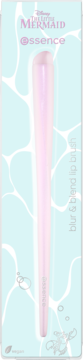 Różowy pędzel do ust Essence The Little Mermaid blur & blend, w jasnoniebieskim opakowaniu z wzorem wody.