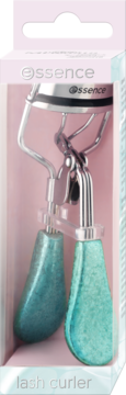 Essence Lash Curler w przezroczystym opakowaniu z różowym tłem, srebrny, z brokatowymi turkusowymi rączkami. Widok z przodu.