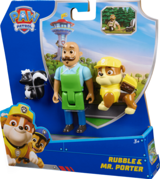 Zestaw figurek Paw Patrol Rubble i Mr. Porter w blistrze. Widok z przodu. Mr. Porter w zielonym fartuchu, Rubble w żółtym kasku, skunks.