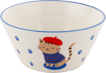 Biała miska ceramiczna z motywem kota w czerwonym berecie i pasiastym swetrze, zdobiona niebieskimi łapkami.